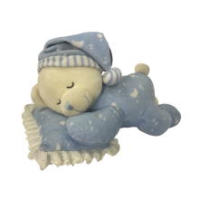 ตุ๊กตาหมีนอนบนหมอนสีน้ำเงิน
